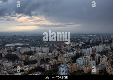 Vista aerea di un quartiere residenziale in una città durante un nuvoloso sunrise. Prese a Netanya, Centro Quartiere, Israele. Foto Stock