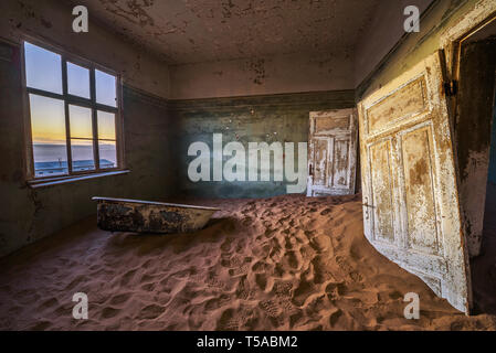 Rovine della città mineraria Kolmanskop nel deserto del Namib vicino a Luderitz in Namibia Foto Stock