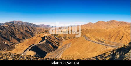 La strada attraverso un passo di montagna nelle montagne Atlas, Marocco Foto Stock