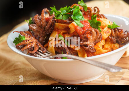 Tagliatelle italiano con grigliate di polpo polpo in pomodoro salsa di spaghetti Foto Stock