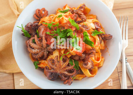 Tagliatelle italiano con grigliate di polpo polpo in pomodoro salsa di spaghetti Foto Stock