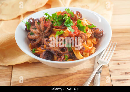 Tagliatelle italiano con grigliate di polpo polpo in pomodoro salsa di spaghetti Foto Stock