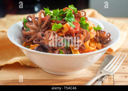 Tagliatelle italiano con grigliate di polpo polpo in pomodoro salsa di spaghetti Foto Stock