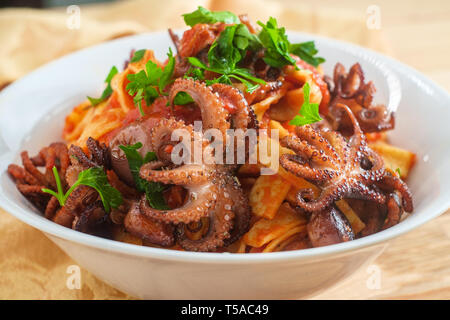 Tagliatelle italiano con grigliate di polpo polpo in pomodoro salsa di spaghetti Foto Stock