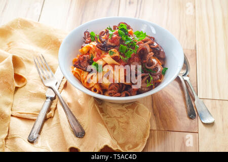 Tagliatelle italiano con grigliate di polpo polpo in pomodoro salsa di spaghetti Foto Stock