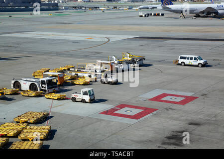 San Francisco, California, Stati Uniti d'America - 30 Marzo 2019: Le operazioni di carico al terminale dell'Aeroporto Internazionale durante una giornata di sole Foto Stock