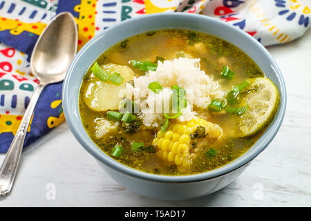 Coriandolo peruviana la zuppa di pollo o Aguadito de Pollo con yukon gold patate sulla pannocchia di mais e la calce e slice Foto Stock