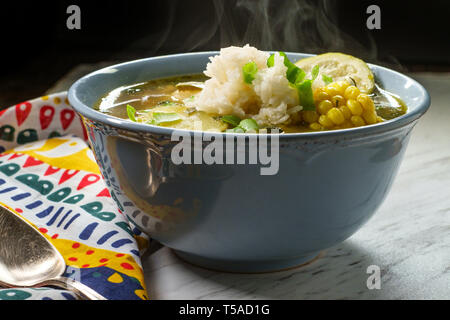Coriandolo peruviana la zuppa di pollo o Aguadito de Pollo con yukon gold patate sulla pannocchia di mais e la calce e slice Foto Stock