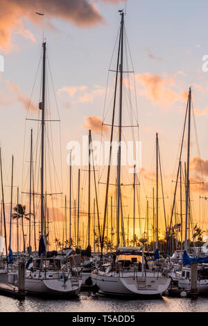 Barche al tramonto all'Ala Wai piccola barca in porto di Honolulu, Hawaii con un piccolo aereo tettuccio Foto Stock