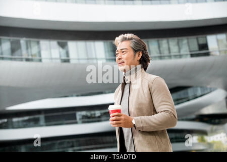Business man tenere una tazza di caffè per andare al lavoro Foto Stock