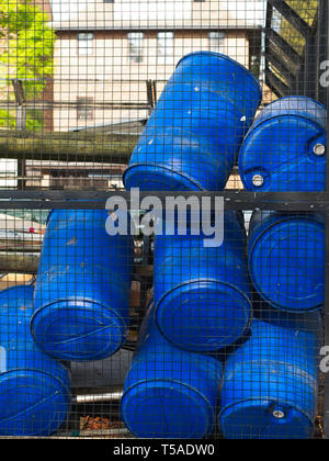 Plastica blu tamburi di stoccaggio di contenitori per liquidi in impianto chimico. Foto Stock