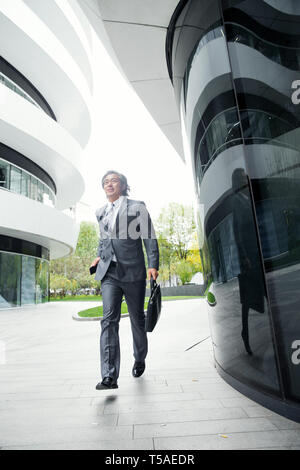 Passeggiando per il business man Foto Stock