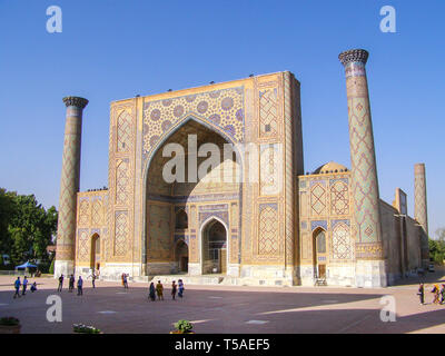 Samarcanda, Uzbekistan - Agosto 10 2018: persone su Ulugh Beg Madrasa al Registan di Samarcanda, Uzbekistan. Esso è parte di Samarcanda - Crocevia di culto Foto Stock