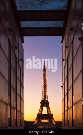 Torre Eiffel come visto da un monumento alla pace di Parigi, Francia. Foto Stock