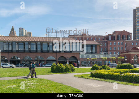 SAN FRANCISCO, CALIFORNIA - MARZO 31, 2019: Ghirardelli Square segno sopra la famosa fabbrica di cioccolato al Fisherman's Wharf. San Francisco è la tredicesima Foto Stock