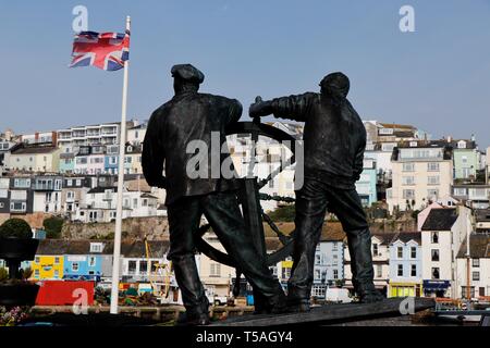 Una statua per onorare i perduti in mare si affaccia sul porto di Brixham. Brixham, Devon, Regno Unito Foto Stock