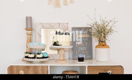 Candy bar. Tavolo con caramelle, dessert. Stile Boho. Compleanno, festa di nozze. Prodotti dolciari da forno Copia banner space Foto Stock