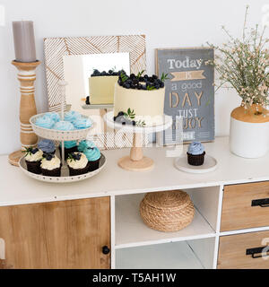 Candy bar. Tavolo con caramelle, dessert. Stile Boho. Compleanno festa di nozze panetteria pasticceria Foto Stock