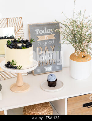 Candy bar. Tavolo con caramelle, dessert. Stile Boho. Compleanno festa di nozze panetteria pasticceria Foto Stock