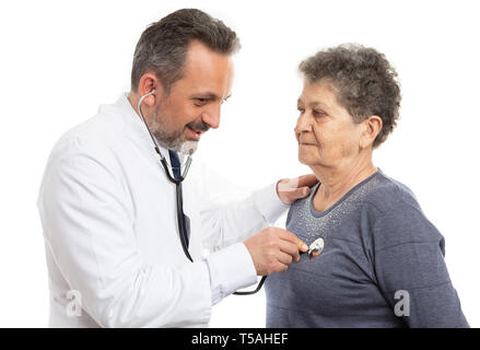 Medico grave uomo facendo visita medica per anziani paziente femmina di ascolto con uno stetoscopio isolato su bianco di sfondo per studio Foto Stock
