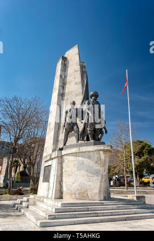 Monumento per il famoso ammiraglio della Marina Ottomana Barbaros Hayrettin Pasa nella piazza di Besiktas, Istanbul, Turchia. Foto Stock