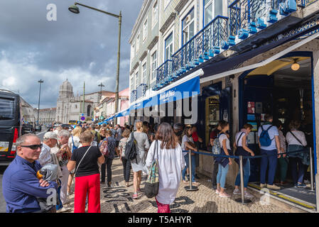 Coda nella parte anteriore del famoso Pasteis de Belem pasticceria di Belem distretto di Lisbona, Portogallo Foto Stock