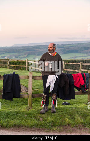 Ogni giorno di maggio mattina (1 maggio) la Foxwhelp Morris ballerini eseguono all alba di Arthur della pietra, un dolmen neolitico vicino Dorstone, Herefordshire, UK. Foto Stock