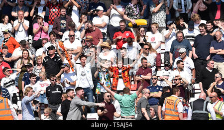 I tifosi del Fulham si godono una festa al sole durante la partita di Premier League tra l'AFC Bournemouth e il Fulham al Vitality Stadium Bournemouth 20 aprile 2019 foto Simon Dack / Telephoto Images. Solo per uso editoriale. Niente merchandising. Per le immagini di calcio si applicano le restrizioni fa e Premier League, incluso l'utilizzo di Internet/dispositivi mobili senza licenza FAPL. Per ulteriori informazioni, contattare Football Dataco Foto Stock