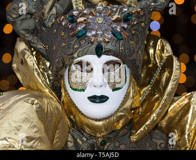 Il carnevale di Venezia ritratto, Italia, uomo adulto che indossa maschera bianca e oro, costume da vicino Foto Stock