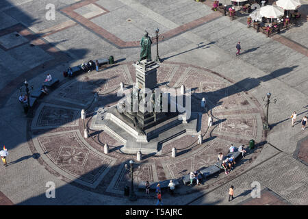 Adam Mickiewicz monumento vista aerea, la piazza principale della città vecchia nella città di Cracovia in Polonia Foto Stock