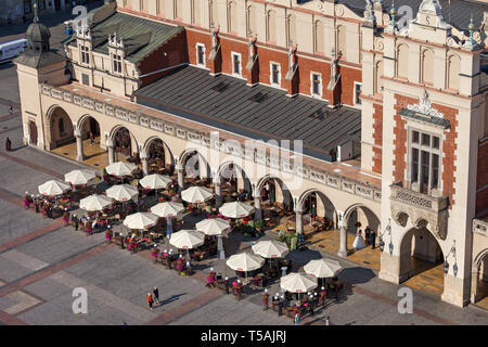 Outdoor cafe ristorante al panno rinascimentale Hall (Sukiennice) nella città vecchia di Cracovia in Polonia Foto Stock