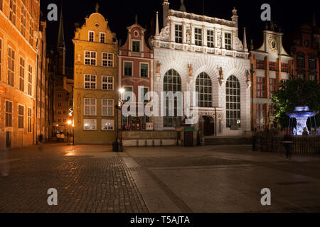 Artus Court nella Città Vecchia di Danzica alla notte in Polonia, olandese manierismo architettura di stile. Foto Stock
