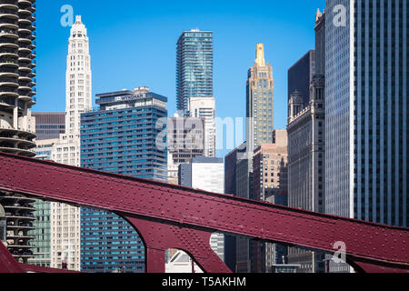 Skycrapers in centro a Chicago da Lasalle Street Bridge Foto Stock