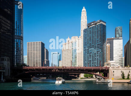 Yacht passando sotto Stato Street Bridge sul fiume di Chicago nella zona del centro cittadino Foto Stock