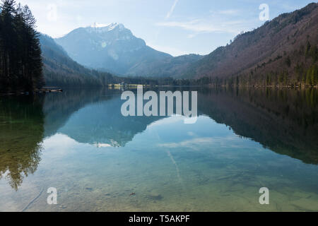 Vista panoramica del paesaggio di grande riflettendo sulle basse acque cristalline del Vorderer Langbathsee vicino Ebensee, Oberösterreich Austria Foto Stock