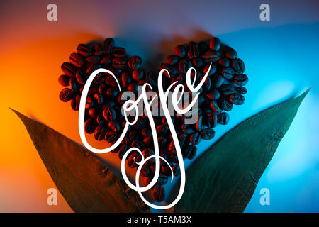 I chicchi di caffè sono evidenziate con neon colorati rivestiti in forma di cuore e foglie Foto Stock