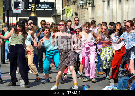 Londra, Inghilterra, Regno Unito. Giovani donne che danzano in corrispondenza di una ribellione di estinzione il cambiamento climatico protesta in piazza del Parlamento, 19 aprile 2019 Foto Stock