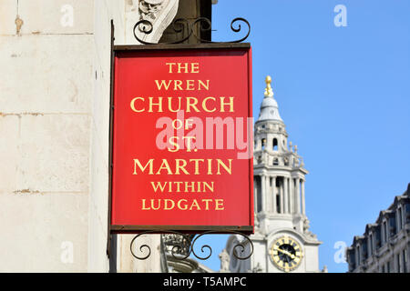 Londra, Inghilterra, Regno Unito. Lo Scricciolo chiesa di St Martin entro Ludgate (Fleet Street) firmare con la Cattedrale di St Paul in background. Foto Stock