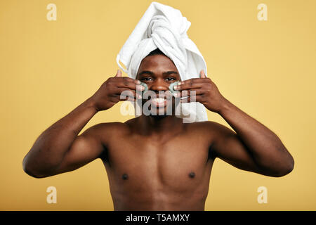 Positivo emotivo uomo nacked divertendosi con maschera verde. close up foto.animazione Foto Stock