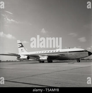 1961, storico, una Lufthansa Boeing 720B di velivoli a getto sulla pista all'Aeroporto di Londra (Heathrow), Londra, Inghilterra. Sviluppato alla fine degli anni cinquanta da America realizzati Boeing 707, 720B jet è entrato in servizio nel 1961 con la compagnia aerea tedesca Lufthansa prendendo 8 dei piani tra il 1961 e il 1962. Foto Stock