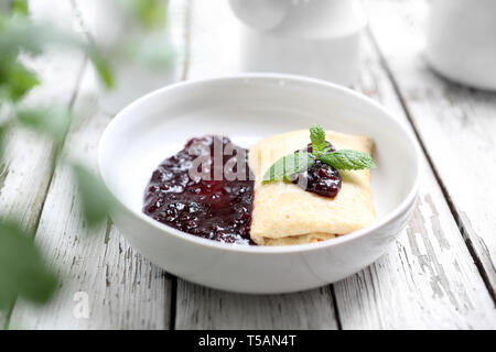 Pancake con il formaggio bianco e marmellate di frutta. Foto Stock