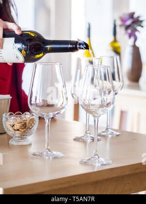 Setubal, Portogallo - Febbraio 02, 2018: Donna versa vino durante la degustazione di vino presso Quita do Piloto in Setubal regione vinicola, Portogallo. Foto Stock