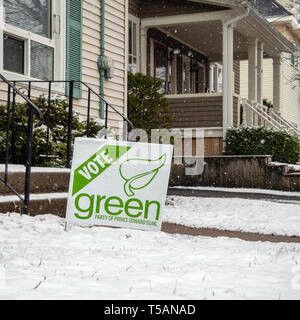 Voto segno verde dal Partito dei Verdi di Prince Edward Island per le elezioni provinciali in Charlottetown, Prince Edward Island, Canada Foto Stock