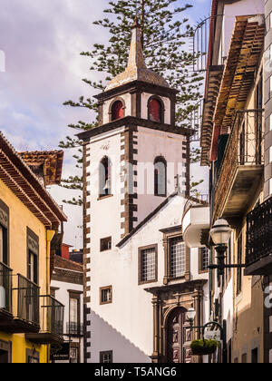 Madeira, Portogallo - 31 Ottobre 2018: Parrocchia di Sao Pedro a Funchal, la capitale dell'isola di Madeira, Portogallo, come visto da Rua das Pretas. Foto Stock