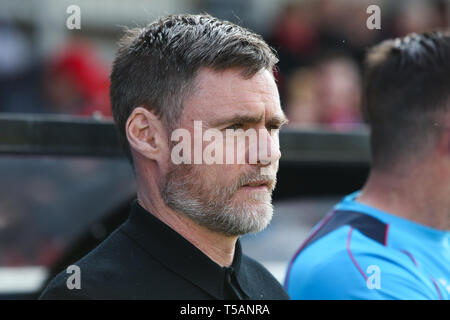 Alexander Graham orologi Salford City FC dal marginale. Foto Stock