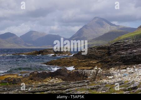Robusto Cullin colline oltre Loch Scavaig da Elgol su un Moody giornata d'autunno. Isola di Skye, Scotland, Regno Unito. Foto Stock