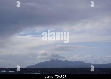 Moody nube sulle colline Cullin da Elgol. Isola di Skye, Scotland, Regno Unito. Foto Stock