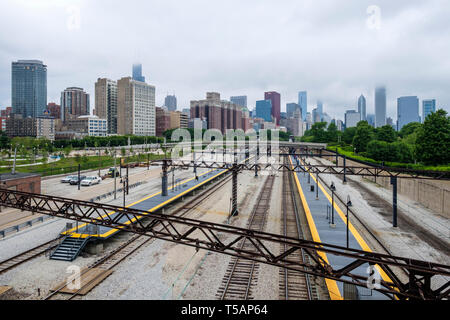 Vista panoramica del centro di Chicago dal Campus / 11th Street fermata del treno Foto Stock