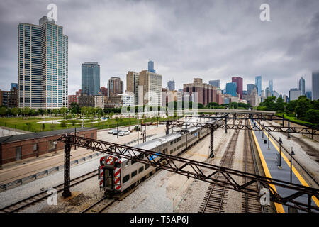 Metra treno in partenza Campus / 11th Street fermata a Chicago, Illinois, Stati Uniti d'America Foto Stock