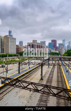 Vista panoramica del centro di Chicago dal Campus / 11th Street fermata del treno Foto Stock